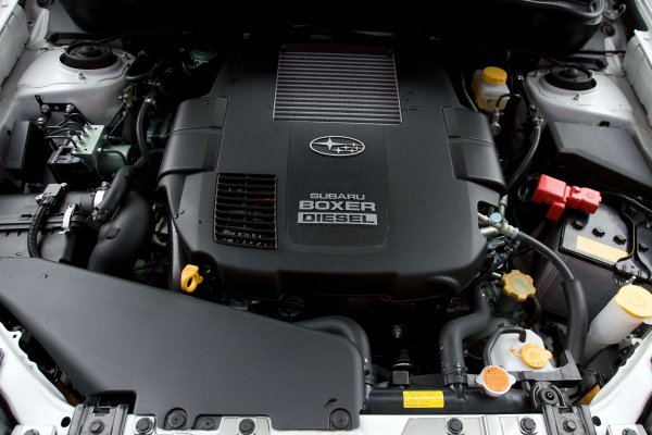 Subaru Forester Diesel се предлага в две конфигурации. Едната е базовата версия 2.0DX, която предлага  шест въздушни възглавници и система за управление на динамиката /VDC/. Другата по-богато оборудвана версия 2.0 DXS, включва широк набор от екстри. Сред тях са 17-инчови лети джанти, спойлери на покрива, огледала на вратите в цвета на купето, хромирани външни дръжки на вратите, ксенонови (HID) предни фарове, релси на покрива, сгъваема масичка на задните седалки, висококачествена аудио система, и други.